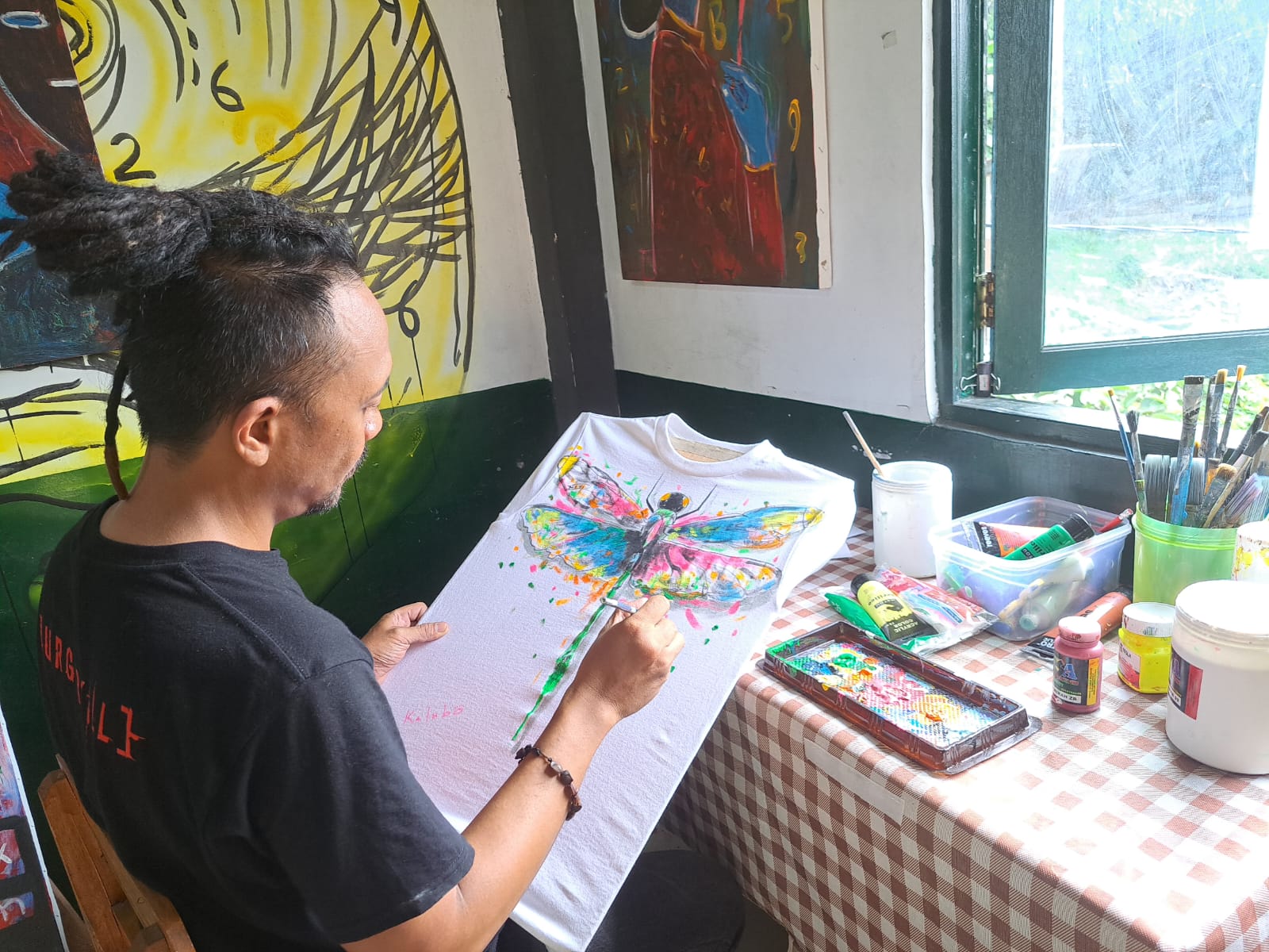Proses pembuatan kaos lukis oleh Komunitas Kalubo. Foto: Reka Faturachman