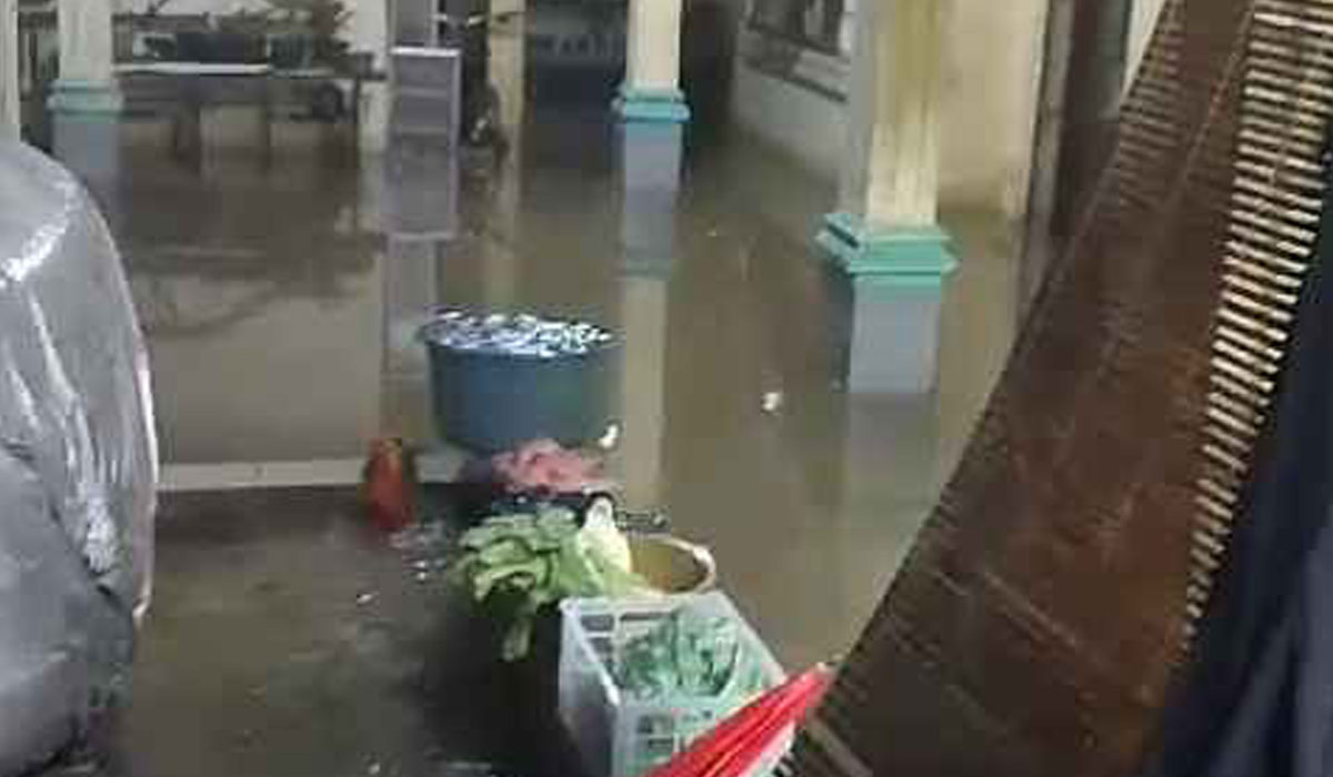Salah satu rumah warga di Kemang yang terendam banjir.