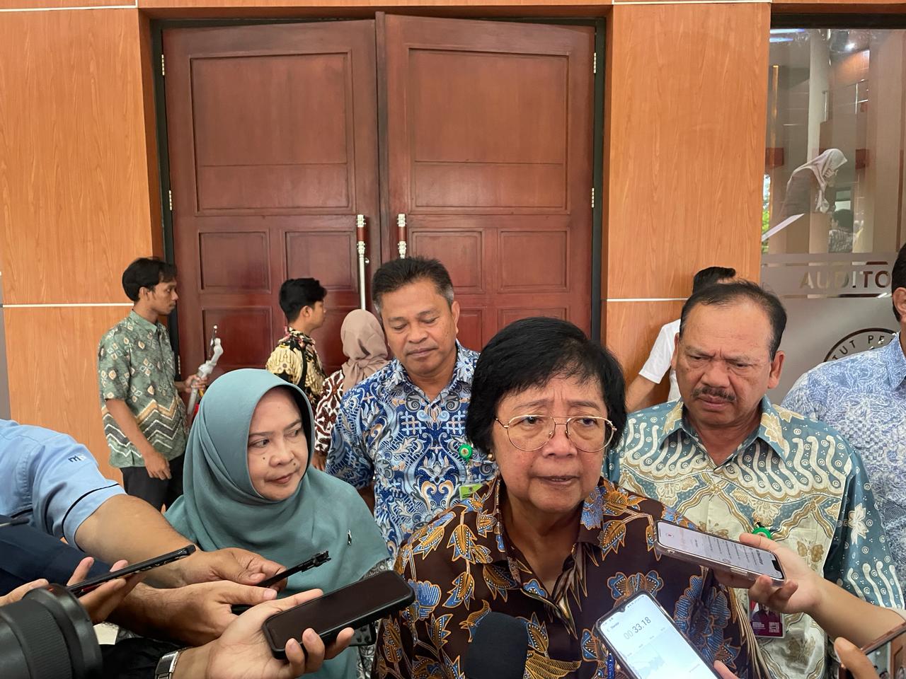 Menteri KLHK Siti Nurbaya memaparkan soal perhutanan sosial