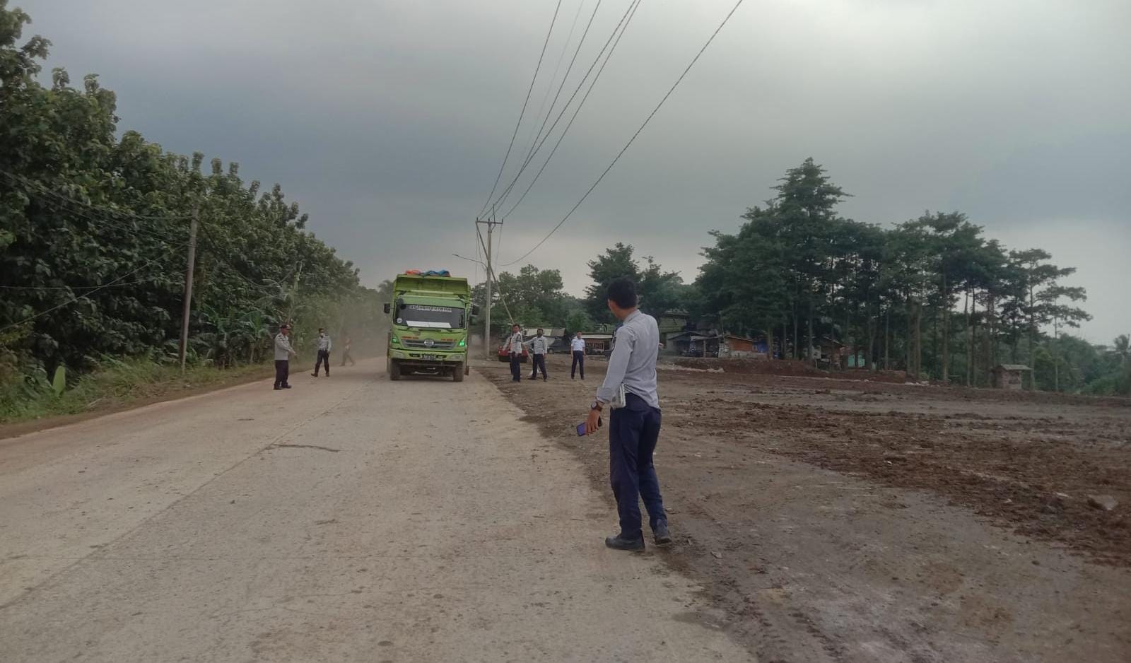 Kantong parkir truk tambang di Parung Panjang Bogor.