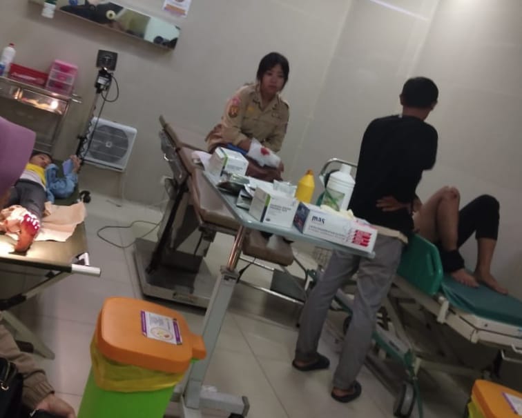 Satu dari tiga siswa SMAN 1 Ciampea yang di bawa ke RSUD Leuwiliang mendapatkan perawatan pertama di ruang IGD. Foto : HO / Radar Bogor