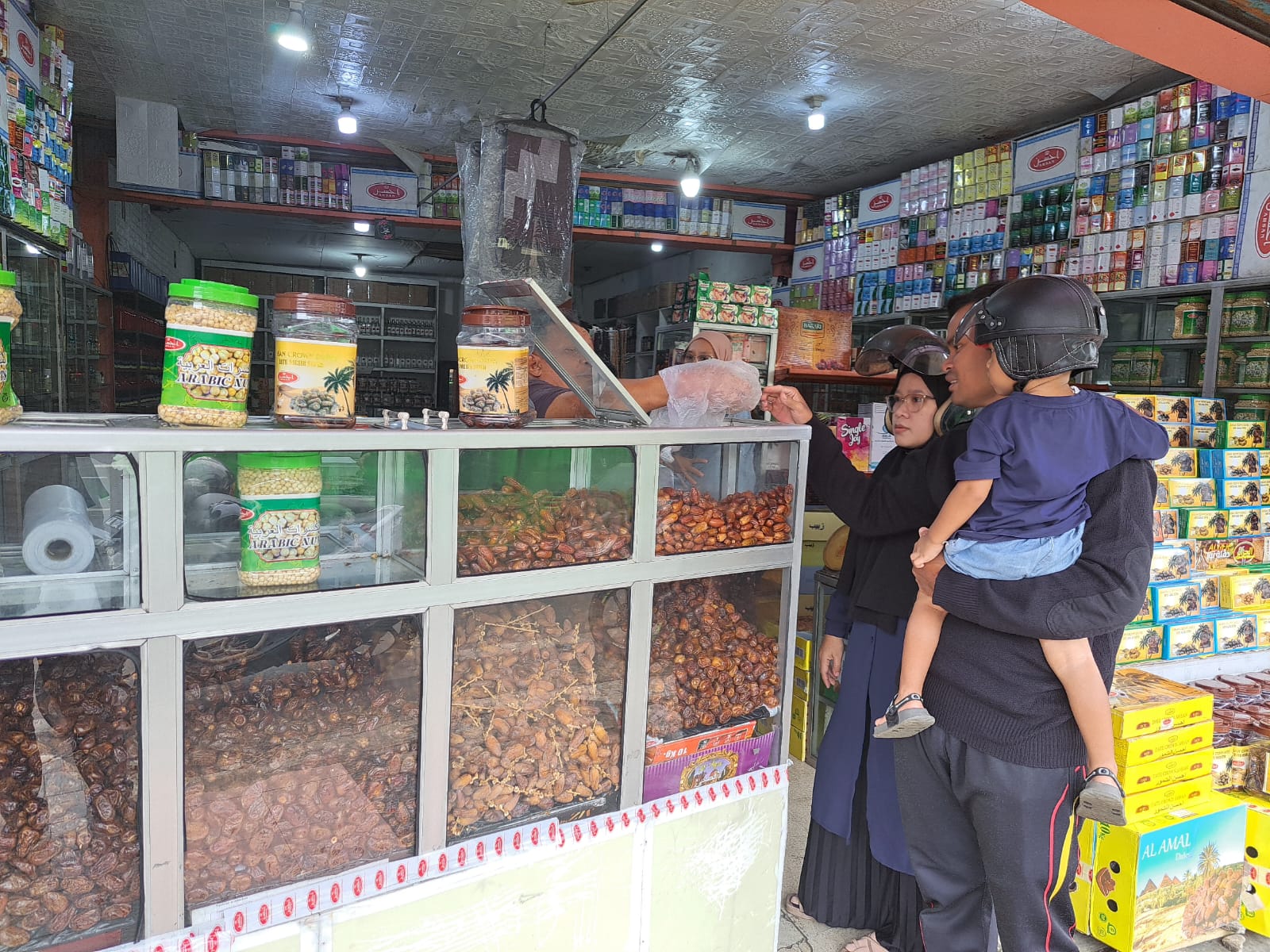 Keramaian toko kurma di Kawasan Empang pada Selasa (12/3/2024). Foto: Reka Faturachman