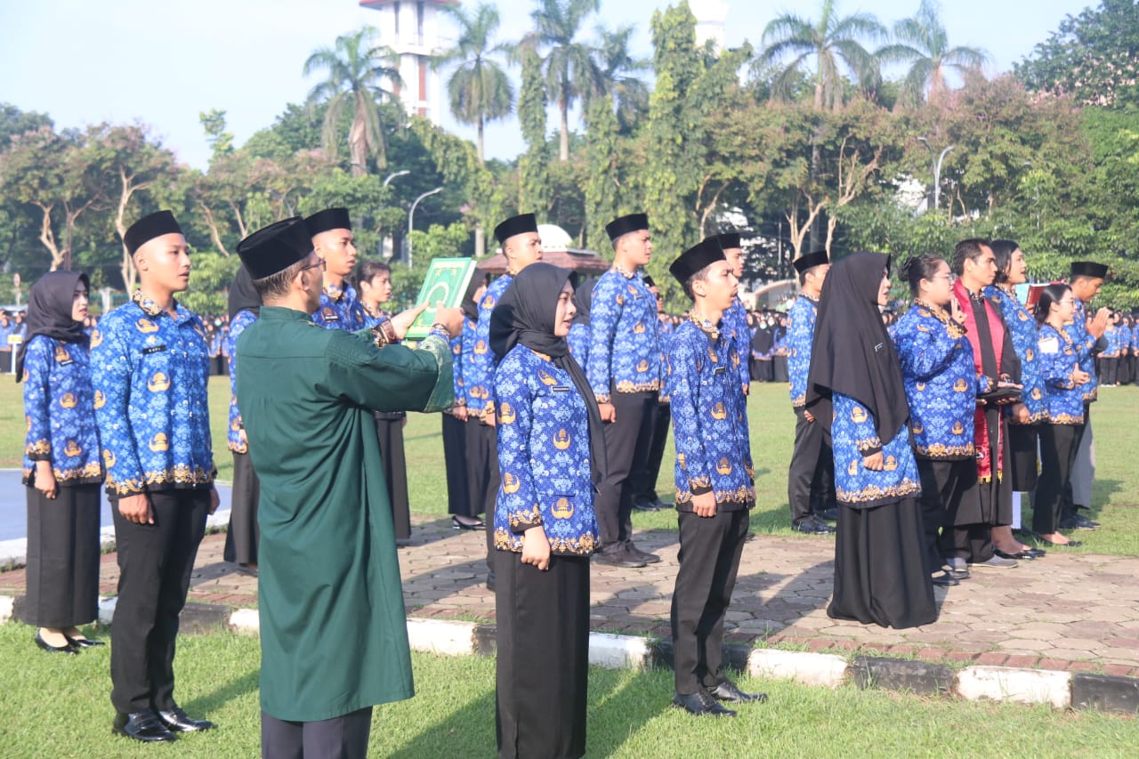 Sebanyak 4.024 pegawai resmi dilantik menjadi Aparatur Sipil Negara (ASN) dan PPPK di Lapangan Tegar Berikan, Cibinong, Kabupaten Bogor, Jawa Barat. Kamis (28/3/2024). Foto : Radar Bogor / Hendi Novian