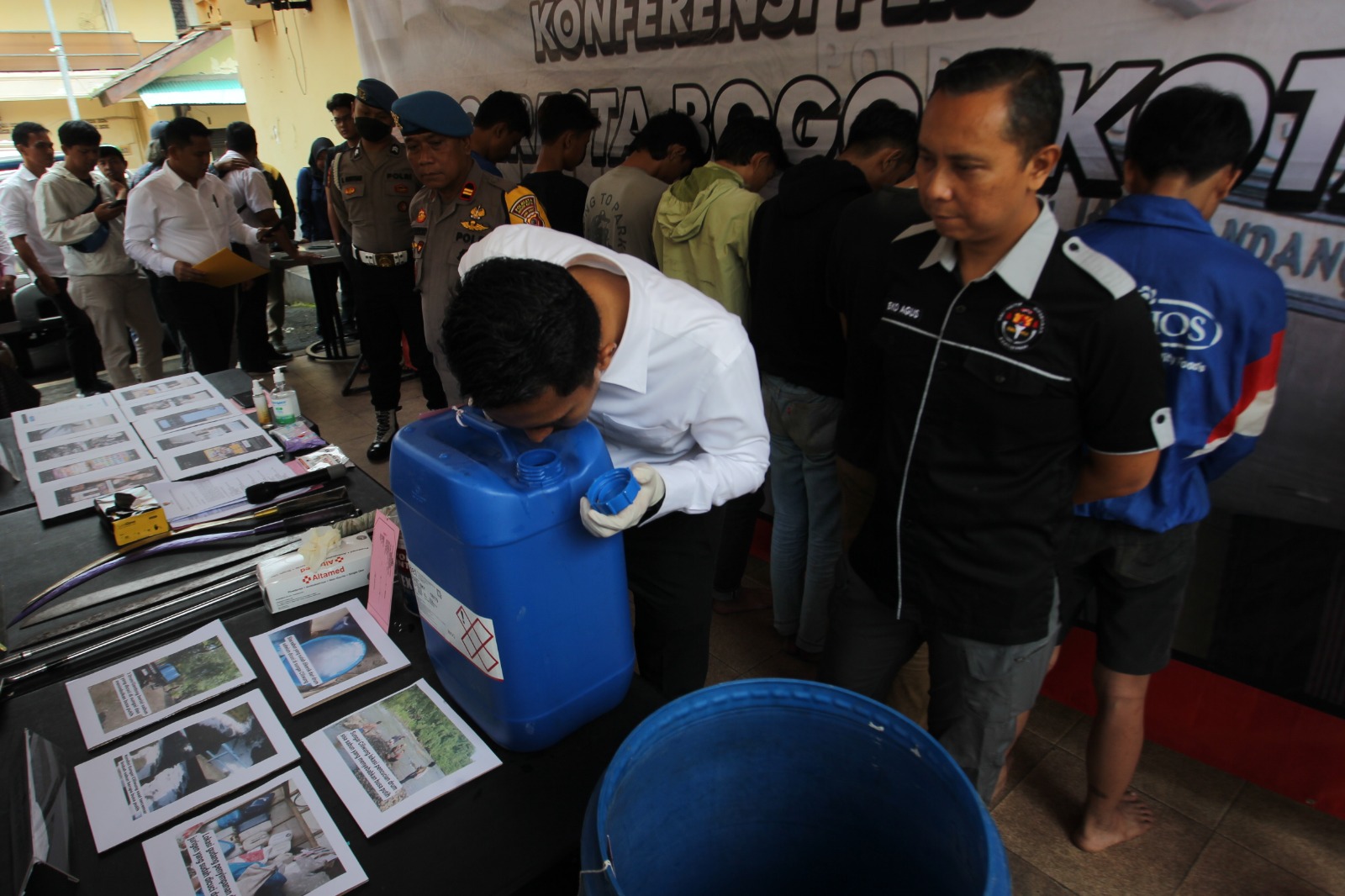 Kapolres Bogor Kombes Pol, Bismo Teguh Prakoso dan jajaran Satreskrim  Polres Bogor memperlihatkan barang bukti limbah penyemaran Sungai Ciliwung saat press rillis di Mako Polresta Jl Kapten Muslihat Kota Bogor, Senin (25/3/2024) foto : sofyansyah/radar b