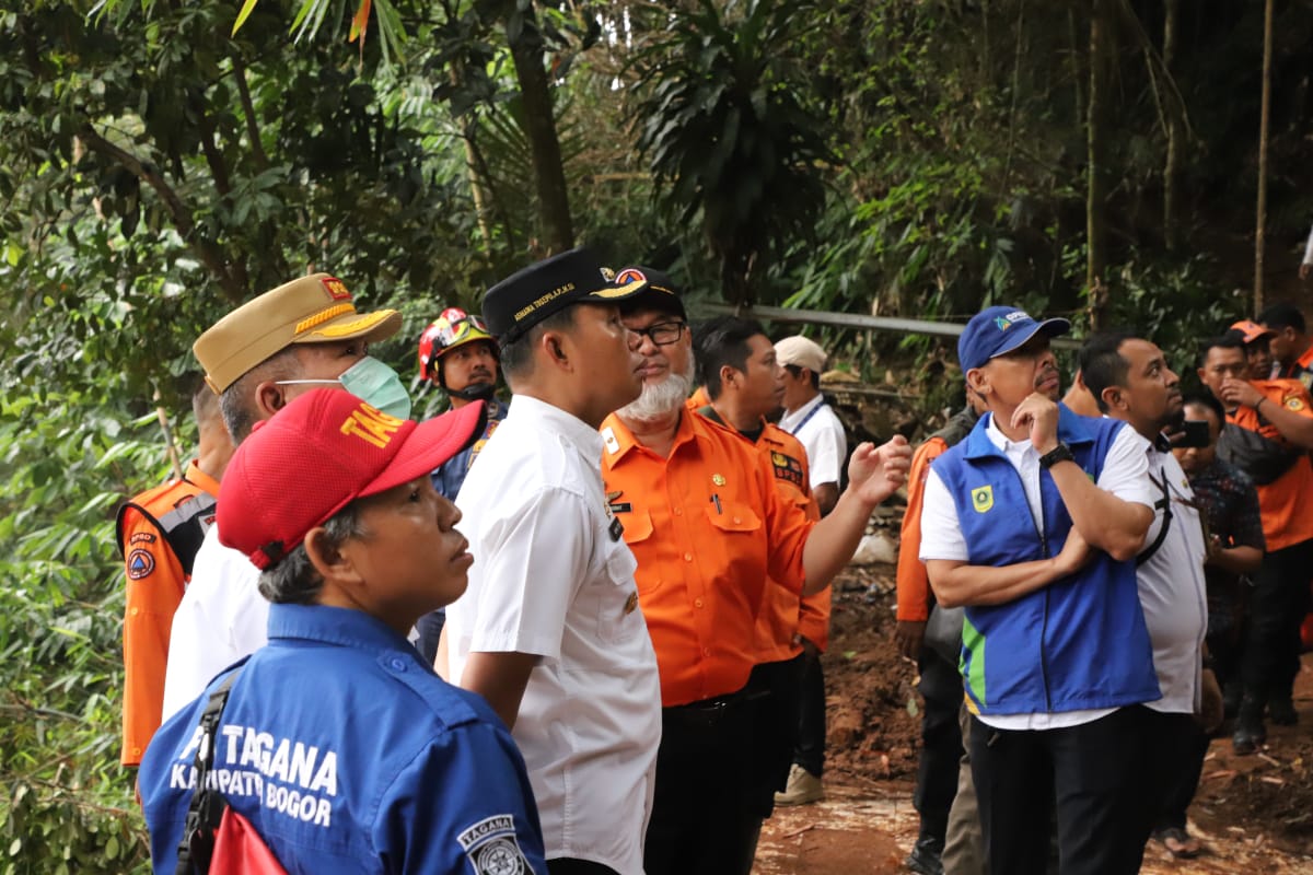 Pj Bupati Bogor Asmawa Tosepu terjun langsung memantau pencarian korban longsor di Kampung Babakan Rawahaur RT 01/06 Desa Sentul, Babakan Madang, Rabu (27/3/2024).