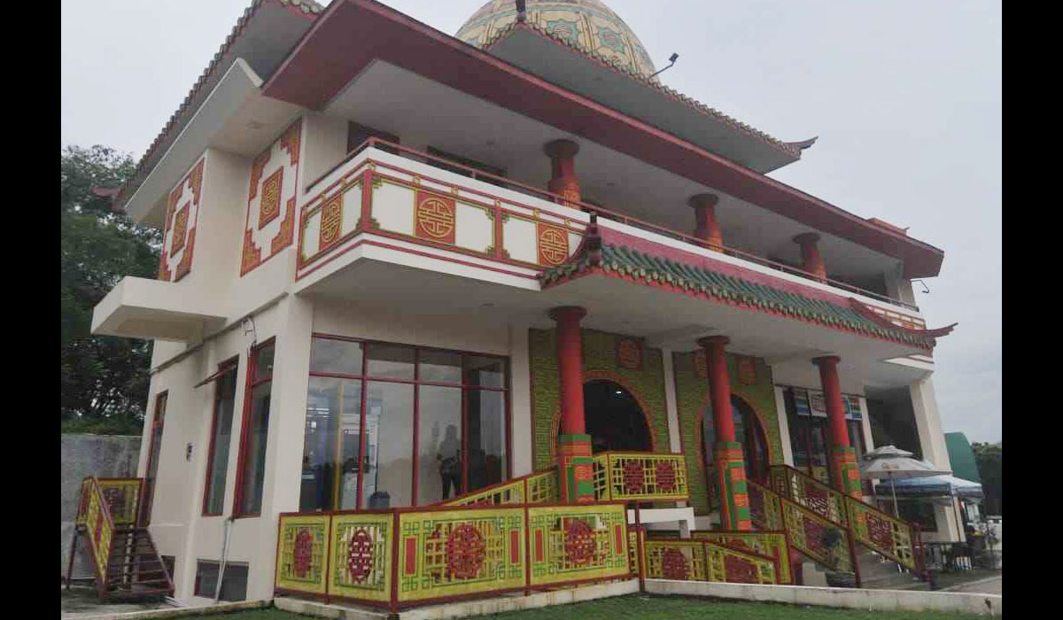 Mesjid Tine Tang di Rest Area Sentul Barat, Kabupaten Bogor, Jawa Barat Daya bangun bergaya Tionghoa memberi keunikan tersendiri. FOTO : HENDI/RADAR BOGOR