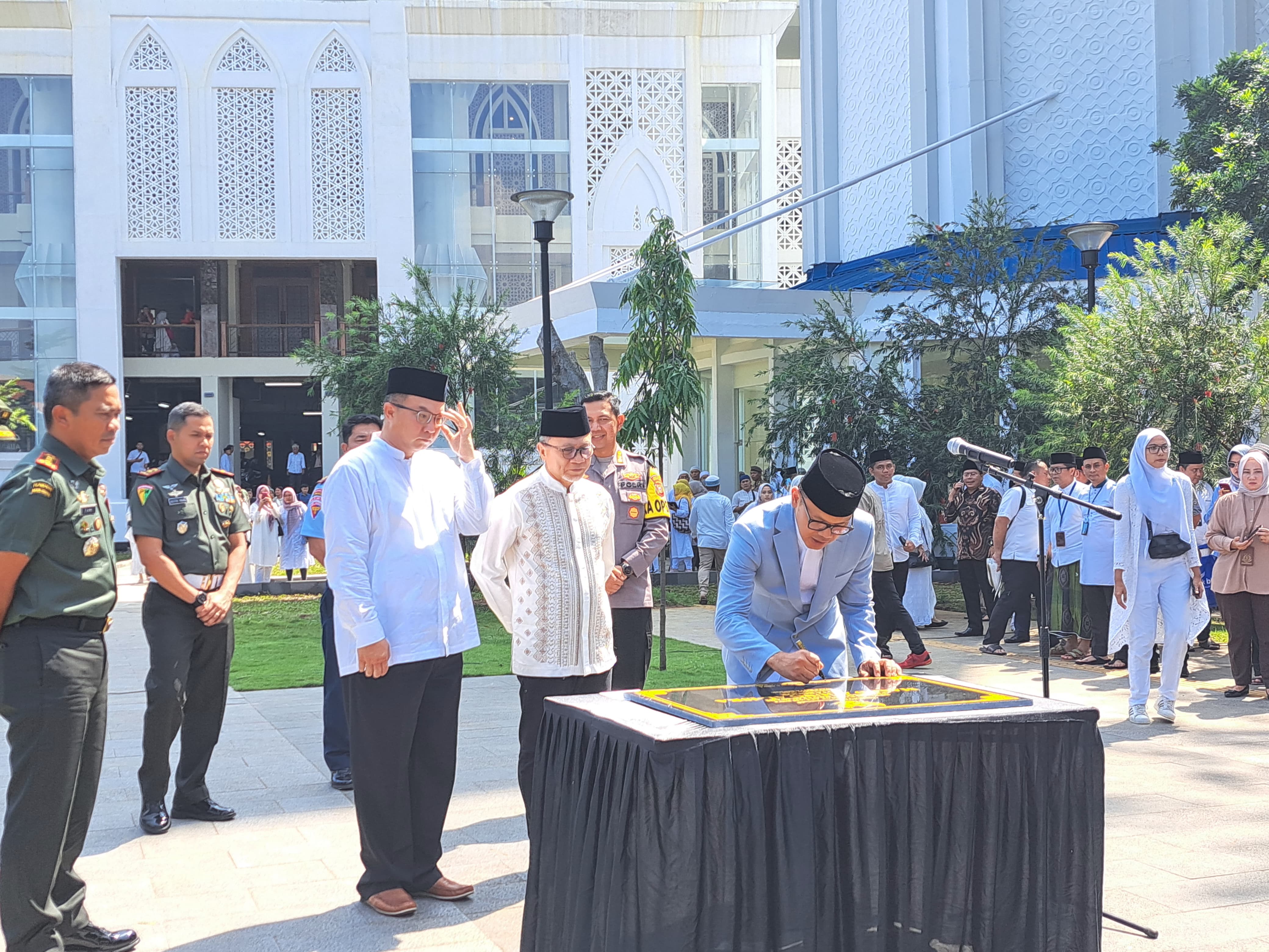Wali Kota Bogor Bima Arya saat meresmikan Masjid Agung Kota Bogor pada Kamis (28/3/2024). REKA/RADAR BOGOR