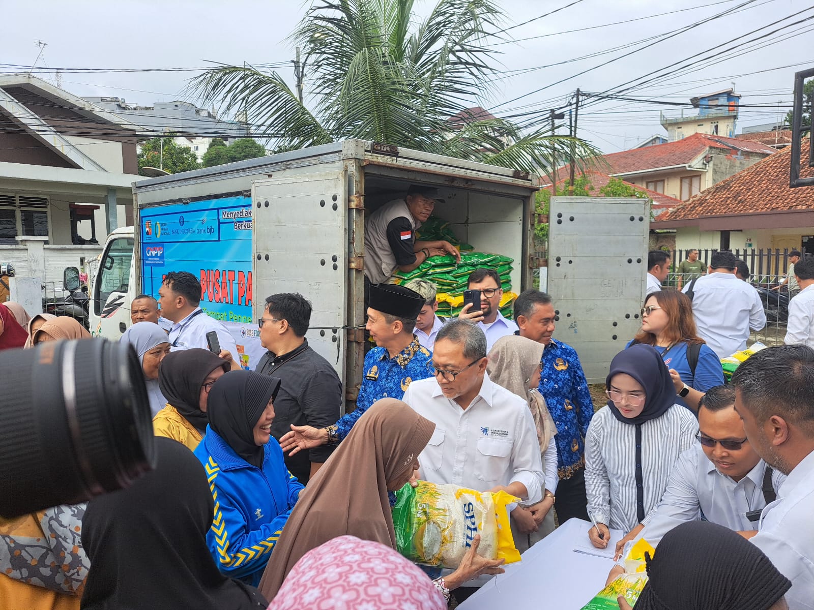 Mendag Zulhas memberi 200 karung beras SPHP gratis kepada warga Sukasari, Kecamatan Bogor Timur. Foto: Reka Faturachman