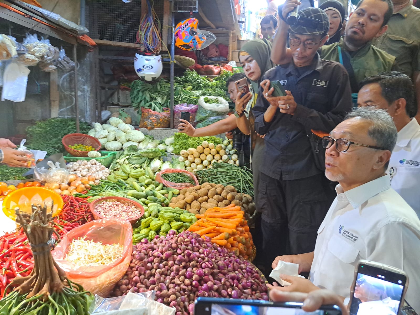 Menteri Perdagangan (Mendag) Zulkifli Hasan (Zulhas) menyambangi Pasar Kebon Kembang di Kecamatan Bogor Tengah pada Senin (18/3/2024). REKA/RADAR BOGOR