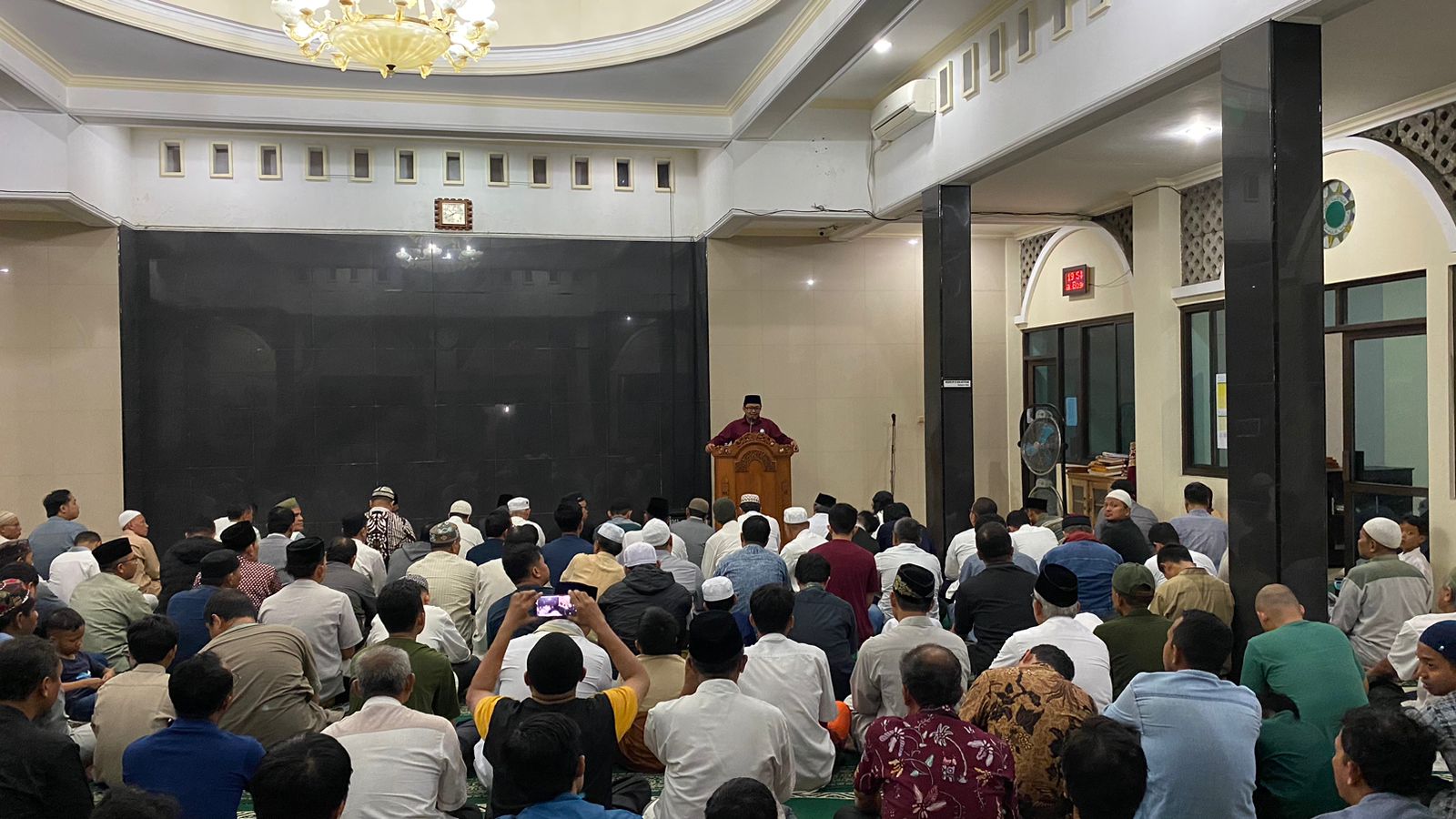 Jemaah Muhammadiyah Kota Bogor secara perdana mulai melaksanakan salat tarawih pada Minggu (10/3/2024) malam.