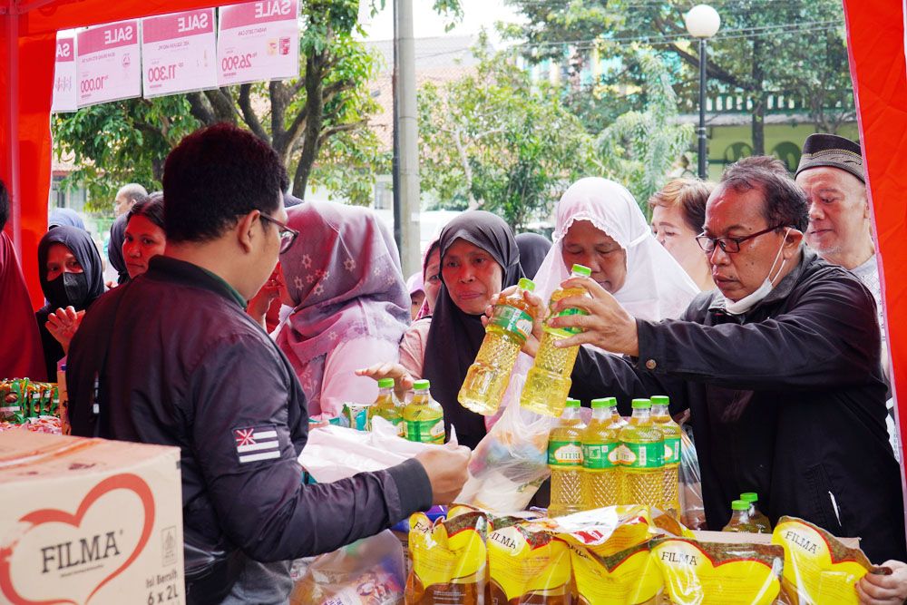 Puluhan ibu-ibu Kelurahan Menteng memadati Pasar Murah yang digelar Pemkot Bogor di Taman Tamara, Kelurahan Menteng, Kecamatan Bogor Barat, Rabu (13/3/2024).﻿