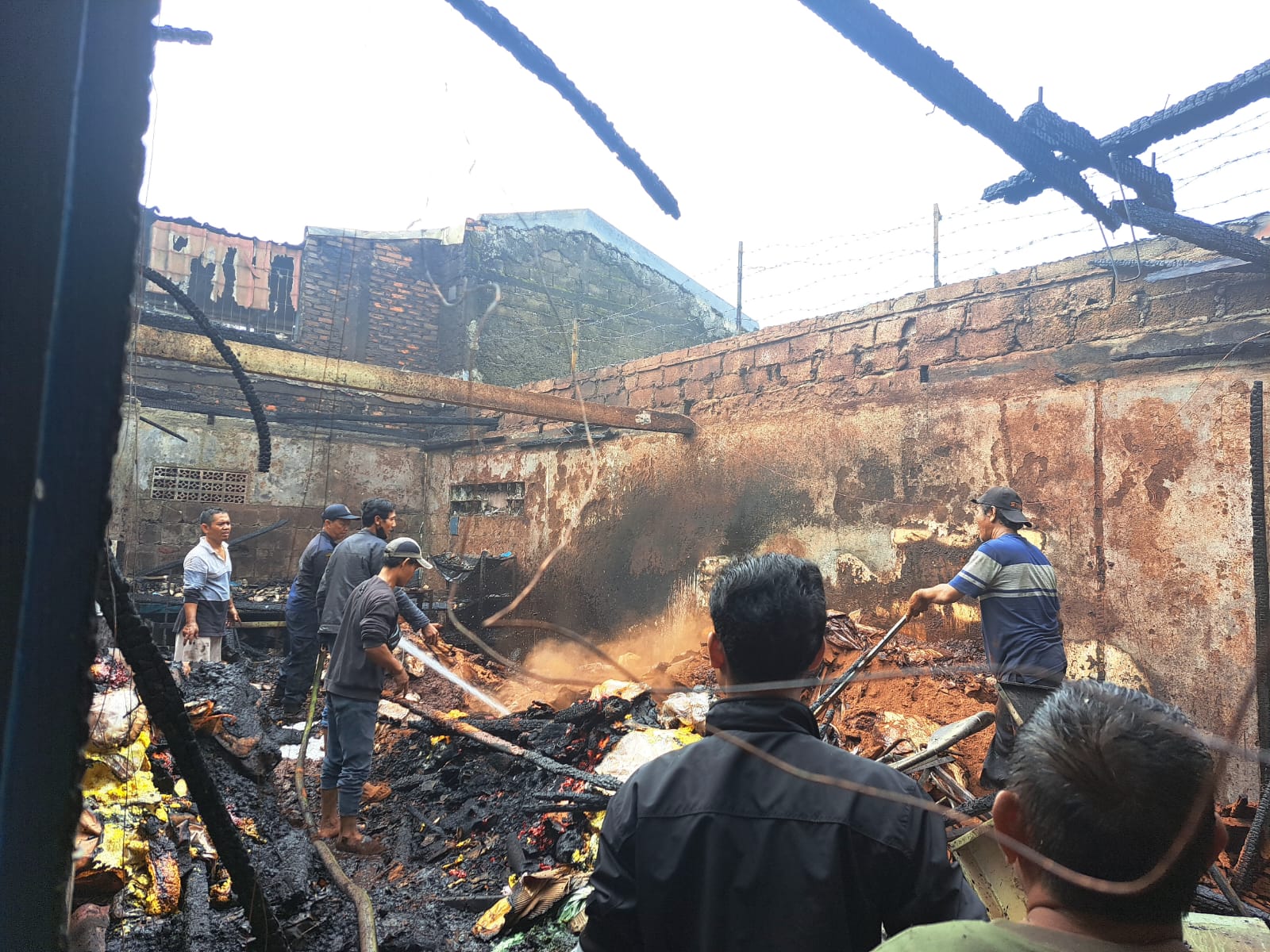 Kondisi Pabrik Ciki di Jalan Pangeran Ashogiri, Kelurahan Tanah Baru, Kecamatan Bogor Utara yang tarbakar Senin (25/3/2024) pagi. FOTO : REKA/RADAR BOGOR