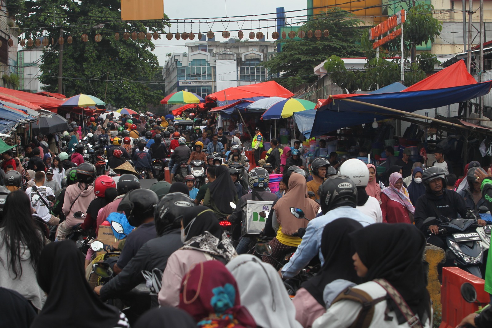 Warga memadati Pasar Anyar Bogor untuk berbelanja kebutuhan hari pertama puasa dibulan Ramadan, Senin (11/3/2024), foto : sofyansyah /Radar Bogor