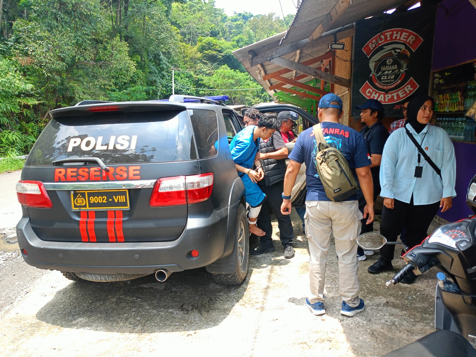 Para pelaku pembunuhan berencana saat dibawa petuugas untuk olah TKP di kawasan Bukit Pelangi Rainbow Hills, Cijayanti Babakan Madang, Jumat (1/3/2024), foto: Jaenal