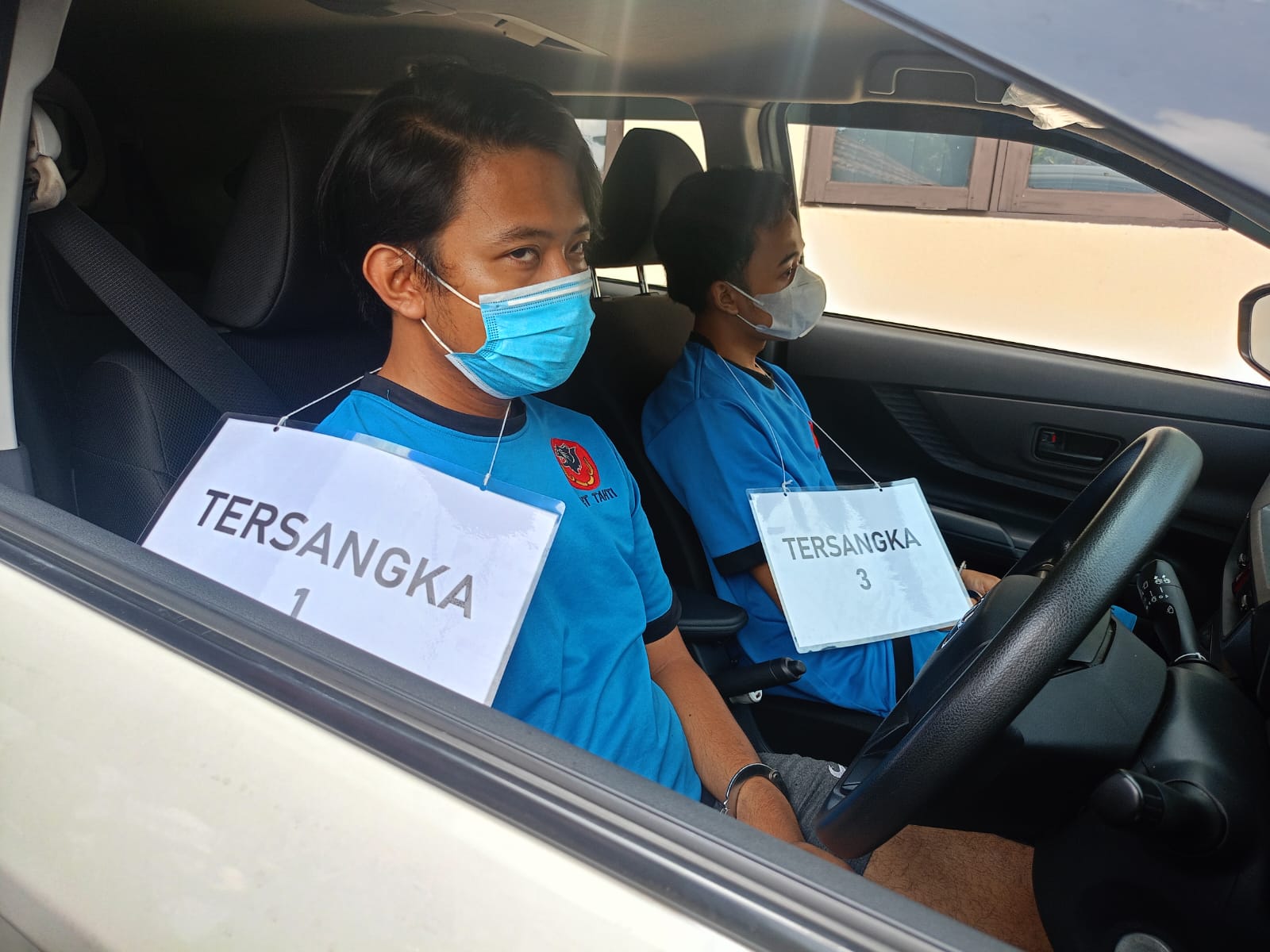 Pelaku pembunuhan berencana saat melakukan reka adegan.