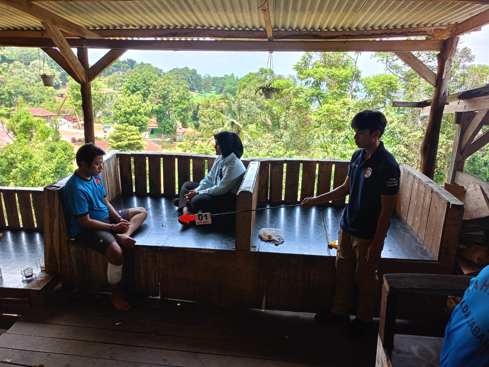 Petugas Inafis dari Polda Jabar ketika melakukan olah TKP pembunuhan berencana di kawasan Bukit Pelangi Rainbow Hills, Desa Cijayanti Kecamatan Babakan Madang, Jumat (1/3/2024). foto: Jaenal