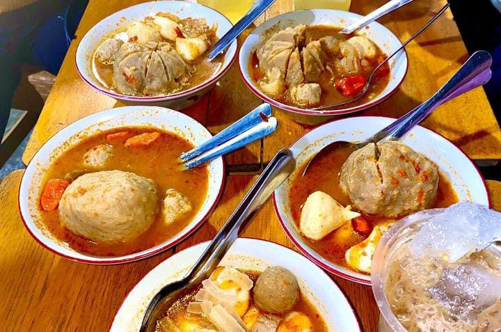 Kedai Pentol Si Cabe yang berlokasi di Jl. Roda 3, RT 04/01, Kelurahan Babakan Pasar, Kecamatan Bogor Tengah, Kota Bogor, Jawa Barat 16126.