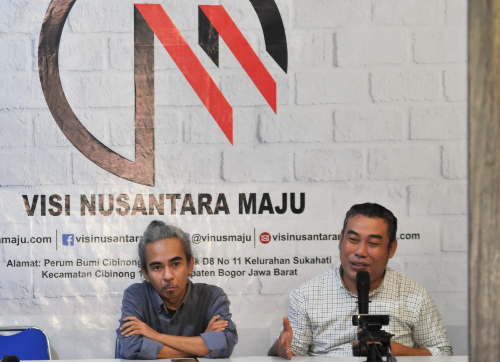 Pengamat politik, Yusfitriadi memberikan keterangan pada Awak Media pasca Pemilu 2024 di Sekretariat LS Vinus, Cibinong, Kabupaten Bogor, Jawa Barat. Rabu (20/3/2024). Foto : Radar Bogor / Hendi Novian