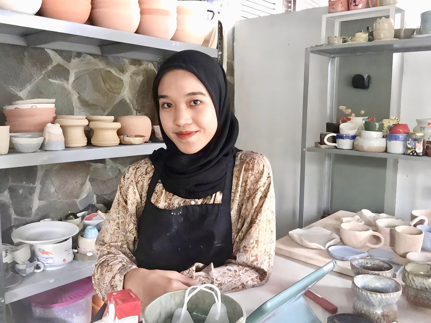 Yarah Prihatini membangun dan mendirikan sebuah studio pottery di Bogor dengan nama Yara Pottery