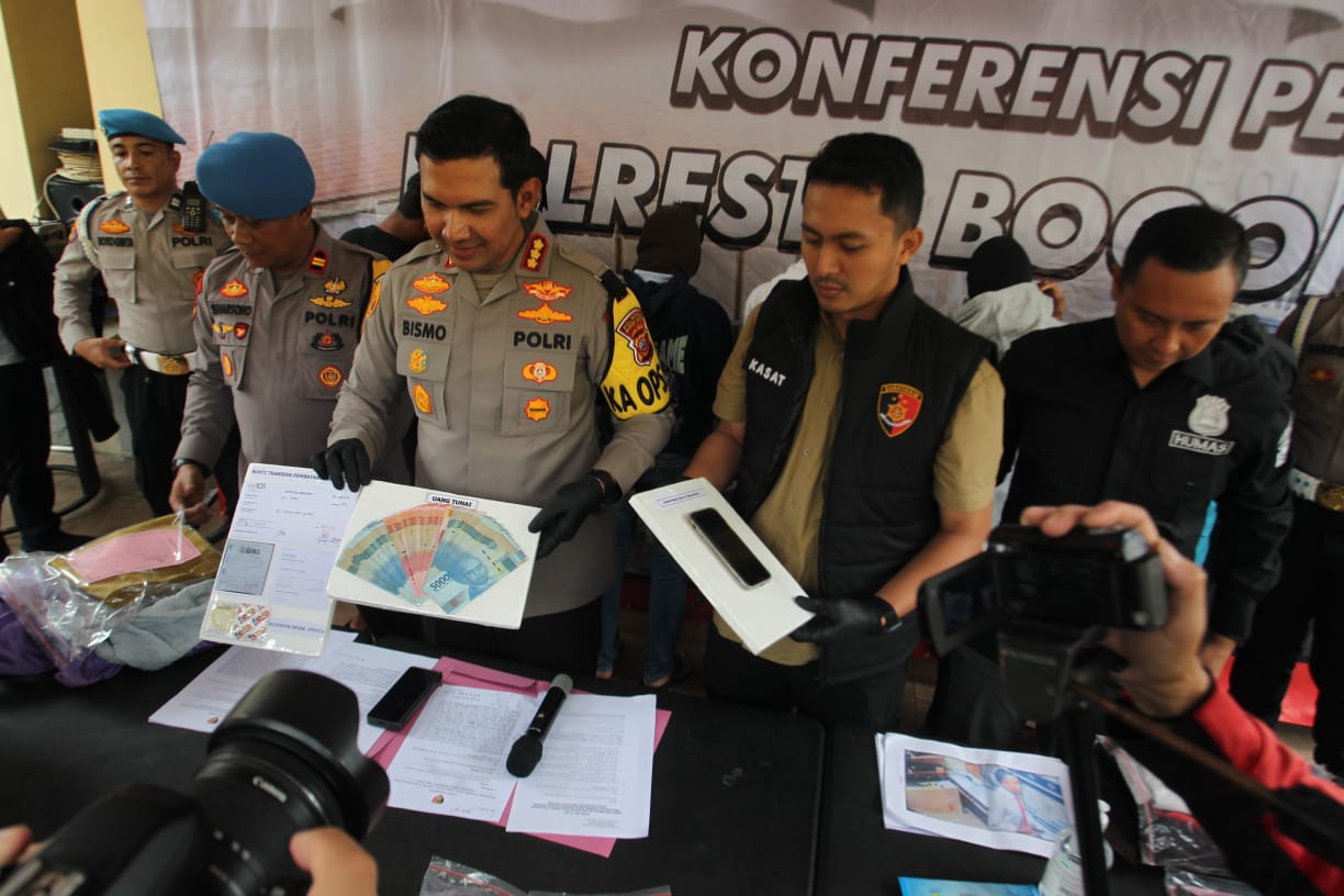 Kapolres Bogor Kombes Pol. Bismo Teguh Prakoso dan jajaran Satreskrim memperlihatkan barang bukti Prostitusi Online saat press rillis di Mako Polresta Jl Kapten Muslihat Bogor.  foto Sofyansyah radar bogor