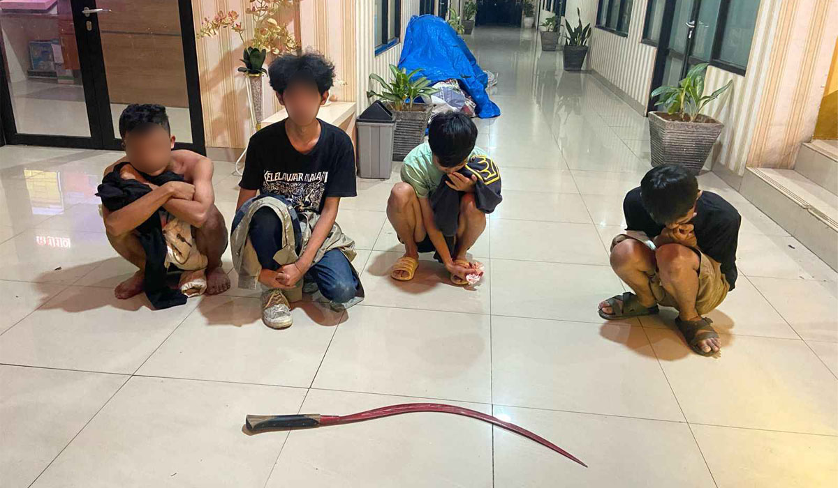 Empat remaja yang dibekuk polisi di kawasan Pancasan Bogor karena kedapatan membawa sajam, Kamis (28/3/2024).