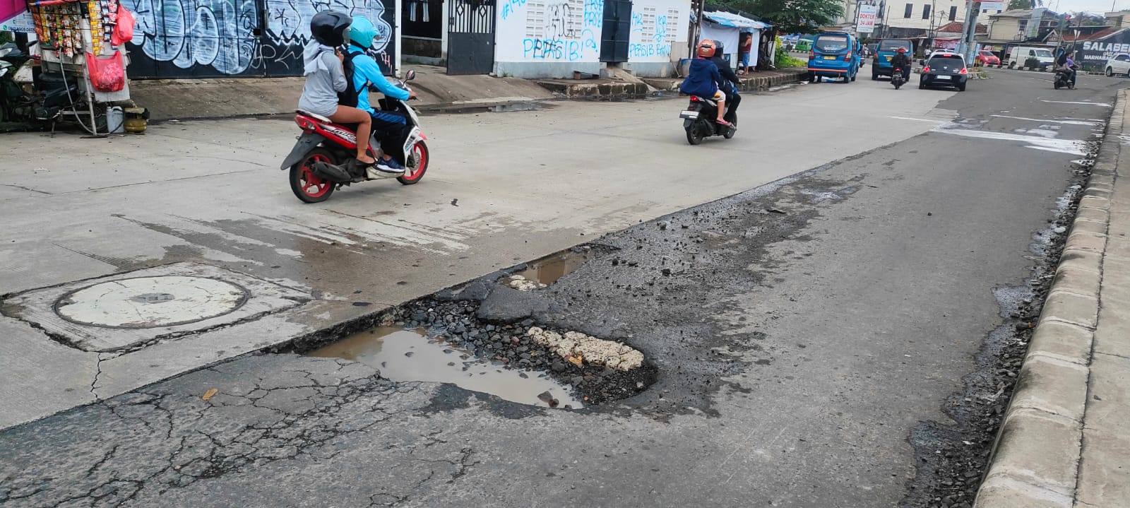 Lubang menganga di Simpang Salabenda Kecamatan Kemang Kabupaten Bogor. ARIFAL/RADAR BOGOR