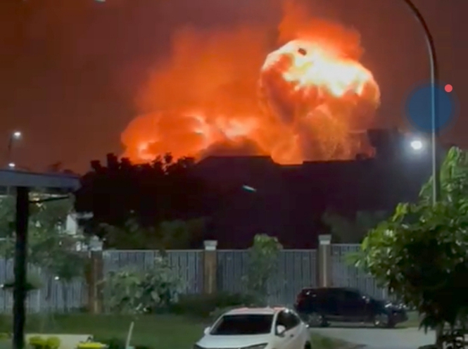 Gudang amunisi Armed di perbatasan Kabupaten Bogor dan Bekasi terbakar Sabtu (30/3/2024).