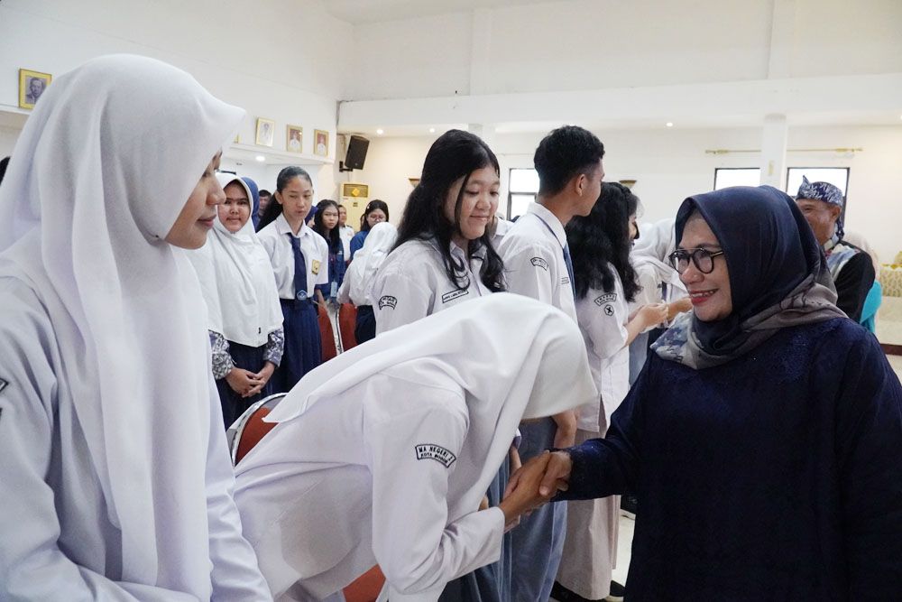 Sekretaris Daerah (Sekda) Kota Bogor, Syarifah Sofiah melantik pengurus Forum Anak Kota Bogor Periode 2024-2026 di Paseban Sri Baduga, Balai Kota Bogor, Kamis (29/2/2024).