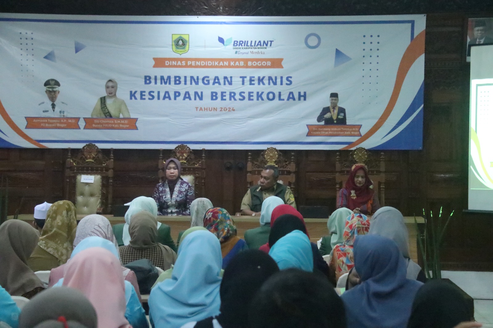 Siti Chomzah saat membuka kegiatan Bimbingan Teknis (Bimtek) Kesiapan Bersekolah Kepala Pendidikan Usia Dini (PAUD) se-Kabupaten Bogor, di Hotel New Ayuda Cisarua, Senin (25/3/2024).