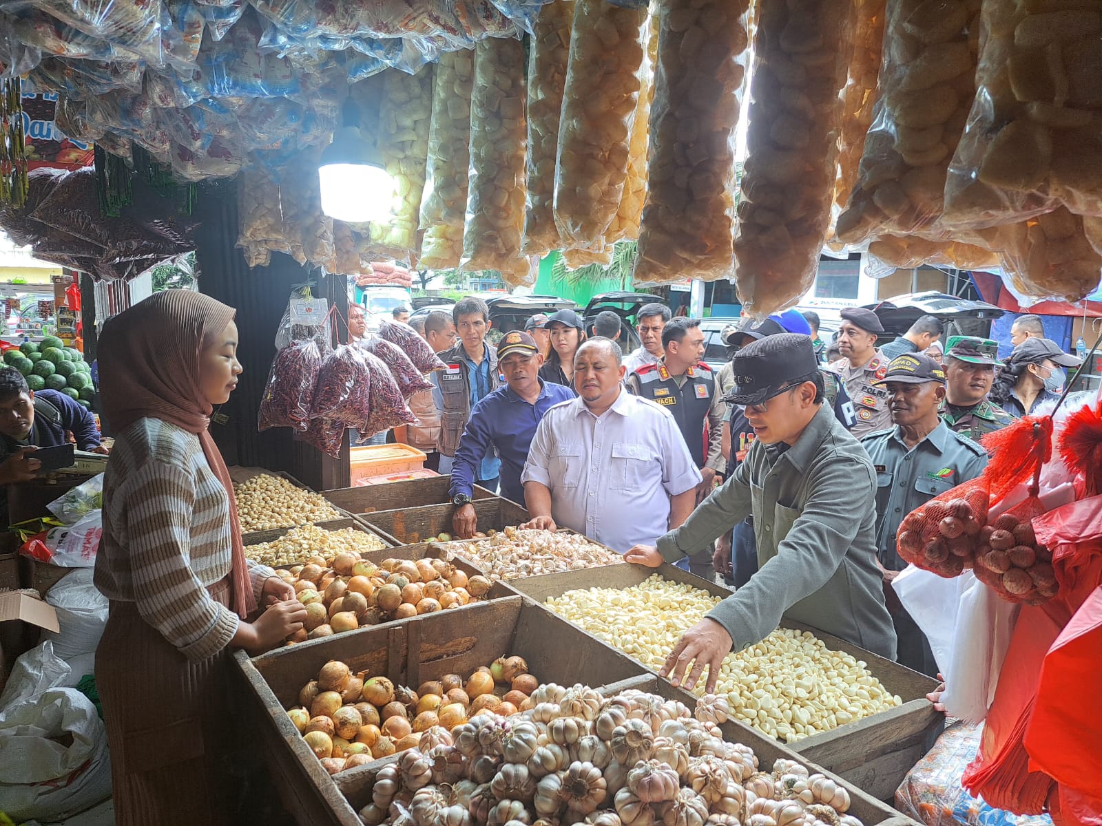 Wali Kota Bogor, Bima Arya saat meninjau Pasar Induk TU Kemang yang berlokasi di Kelurahan Cibadak, Kecamatan Tanah Sareal Senin (11/3/2024). Stok sayur dan buah dipastikan aman selama Ramadan. REKA/RADAR BOGOR