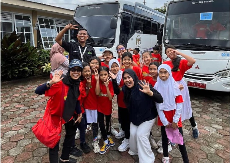 Murid-murid dan guru berfoto bersama saat berkunjung di Minaqu Indonesia. (Ist)