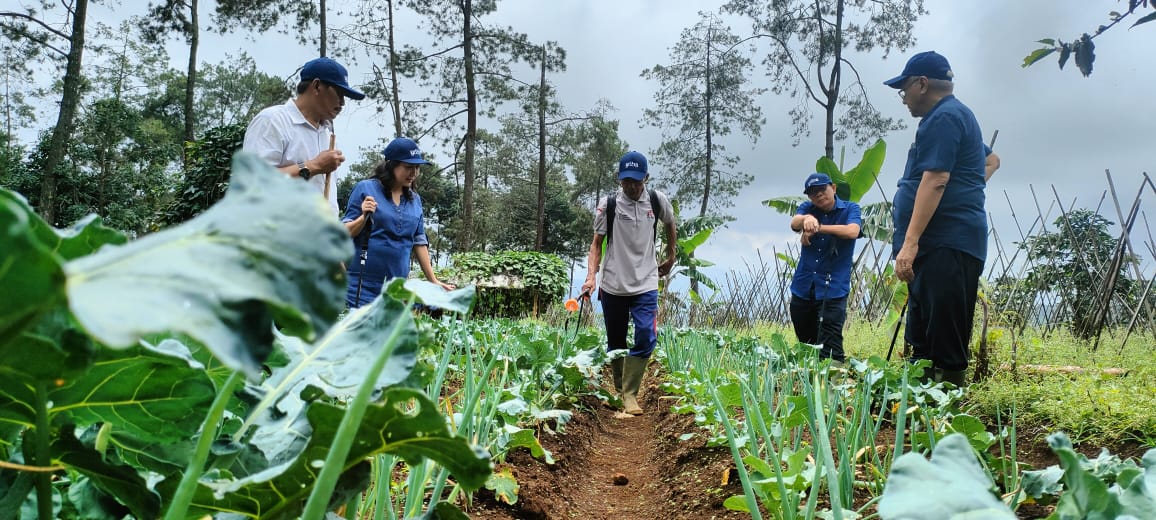 Astra melalui Yayasan Dharma Bhakti Astra (YDBA) bersama Pusat Investasi Pemerintah (PIP) Kementerian Keuangan RI membantu petani di Sukamakmur untuk membuat pupuk kompos.