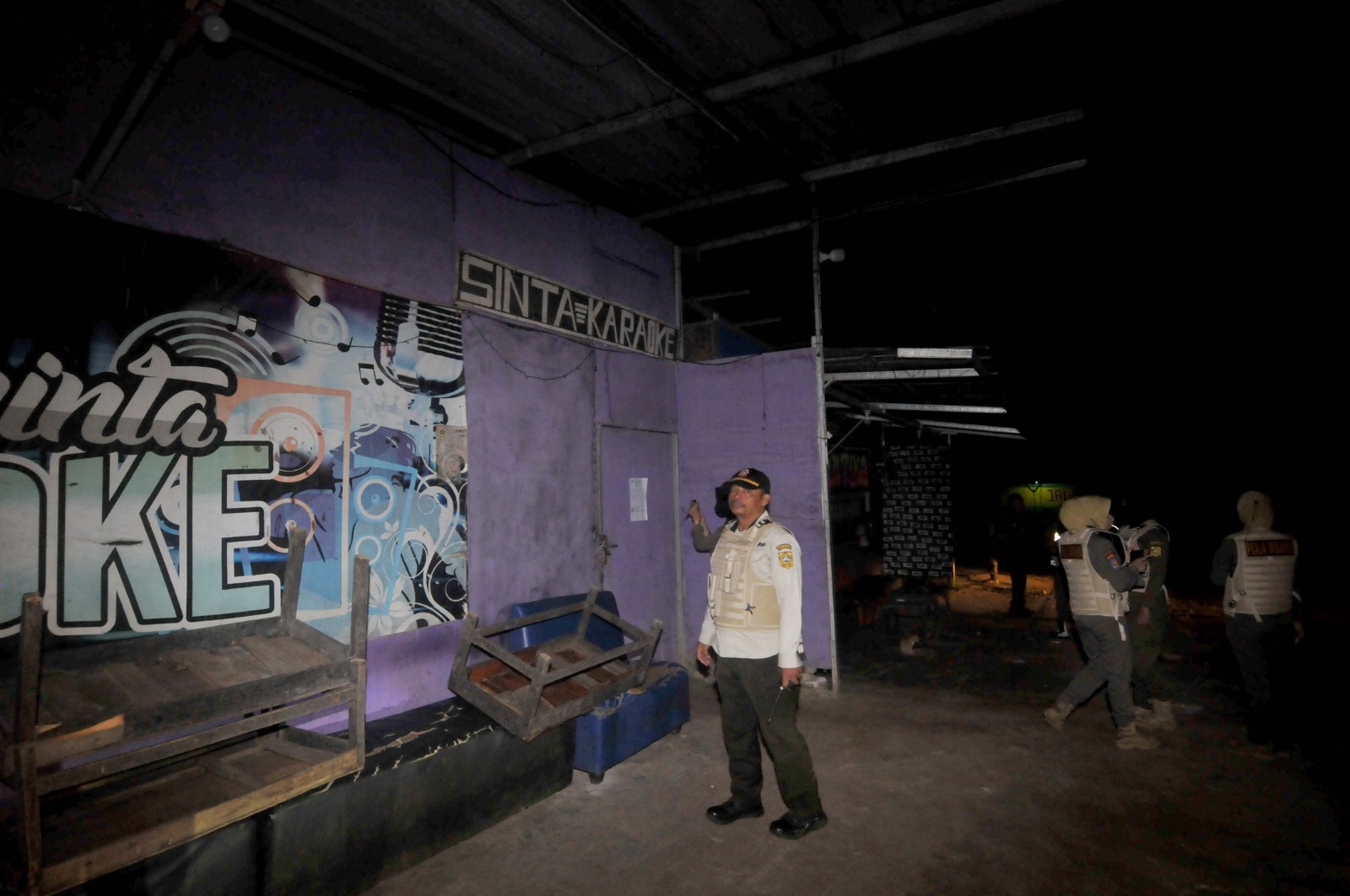 Petugas Satpol PP dan Tim Gabungan saat merazia Tempat Hiburan Malam (THM) di KEmang, Parung, Kabupaten Bogor pada Rabu (20/3/2024) malam. Foto : Radar Bogor / Hendi Novian