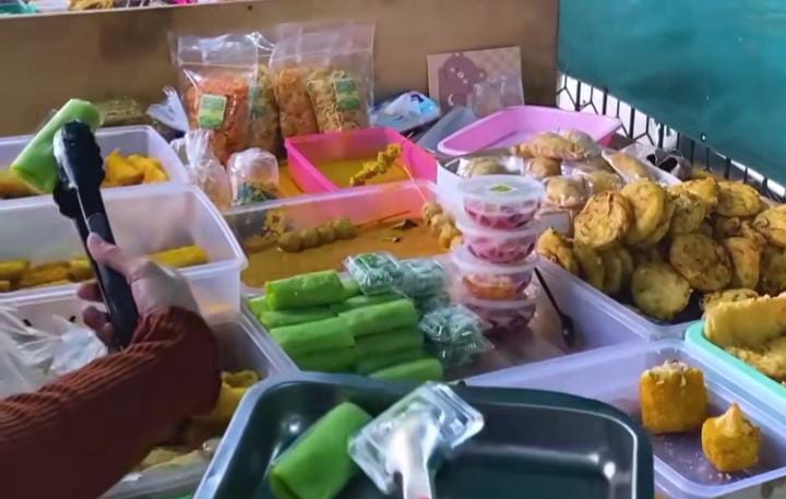 Berburu Takjil buat buka puasa.