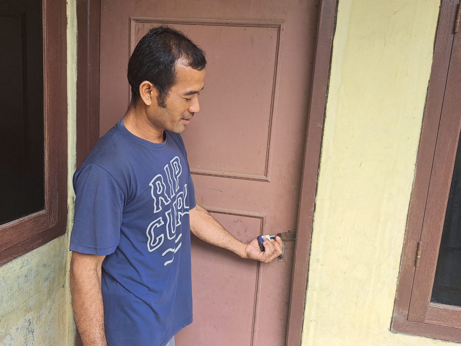 Korban Beni menunjukkan pintu belakang rumahnya yang dibobol maling. Foto: Reka Faturachman