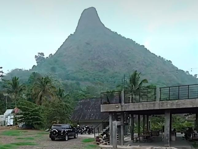 Teh Oneng Cafe and Resto yang terletak di Kampung Gunung Batu, Desa Sukaharja, Kecamatan Sukamakmur, Kabupaten Bogor, Jawa Barat.