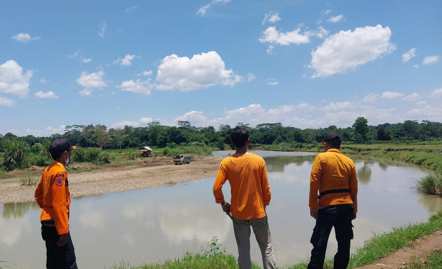Petugas SAR gabungan ketika meperluas pencarian korban hanyut sampai ke Bekasi, Rabu (20/3/2024). foto: dokumen BPBD Kab Bogor