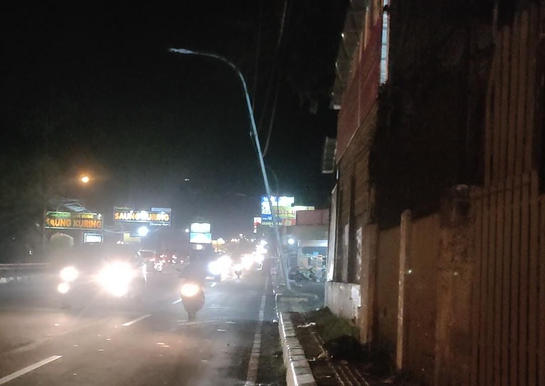 Tiang PJU di kawasan Puncak Bogor yang nyaris ambruk. ARIFAL/RADAR BOGOR