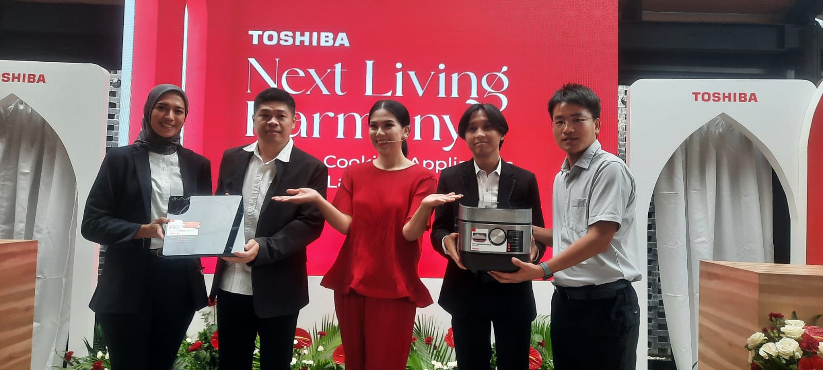 Toshiba merek elektronik ternama dan terpercaya di Indonesia, resmi meluncurkan lini produk terbarunya untuk peralatan memasak (small cooking appliances).