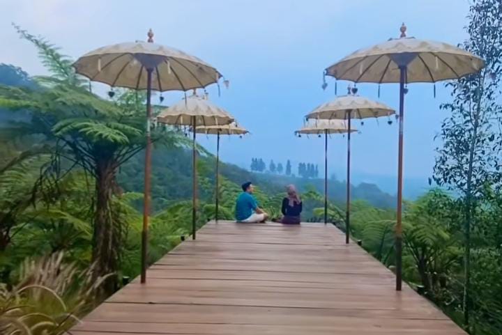 Tropical Deck Puncak, yang berlokasi di Jl. Raya Puncak – Gadog, Desa Tugu Selatan, Kecamatan Cisarua, Kabupaten Bogor, Jawa Barat.