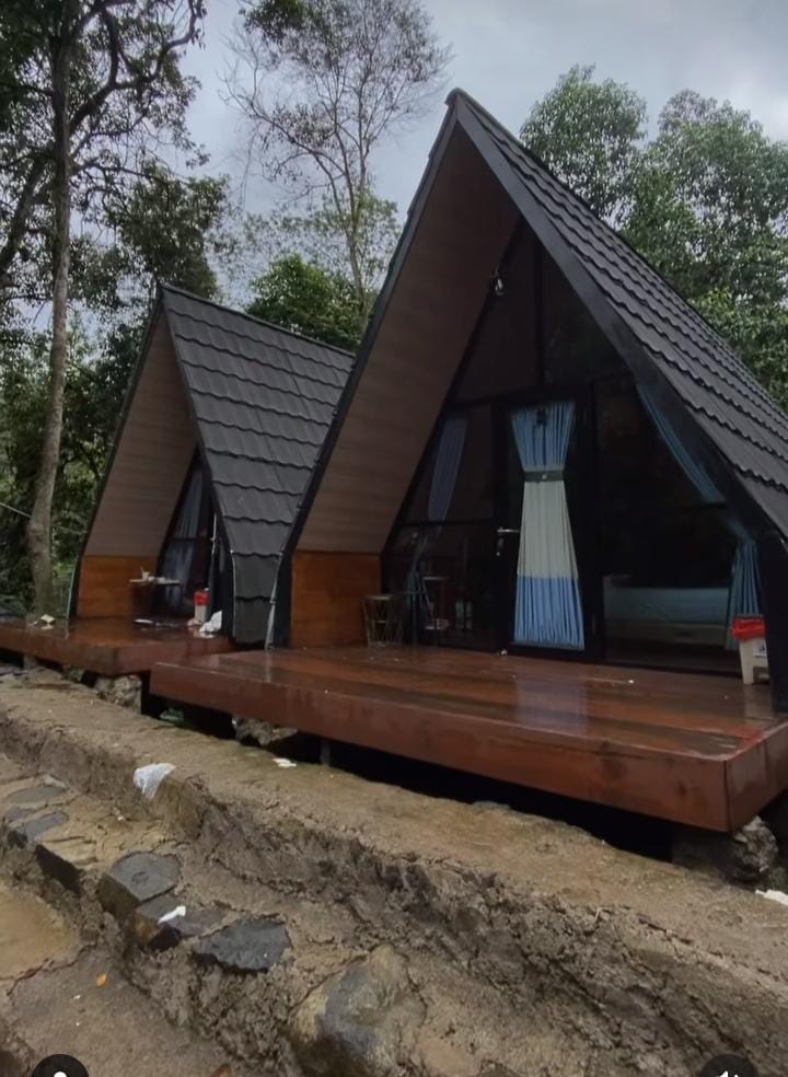 Villa Air yang berlokasi di Jl. Tegal Luhur, Desa Paseban, Kecamatan Megamendung, Kabupaten Bogor, Jawa Barat.