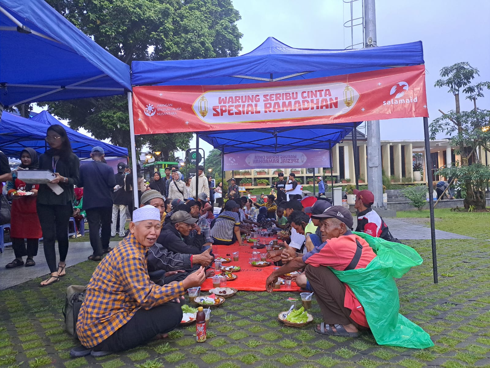 Lembaga Kemanusiaan SalamAid kembali menggelar Program Warung Seribu Cinta (WSC) di momen Ramadan tahun ini. Sebanyak 300 porsi nasi disajikan.﻿