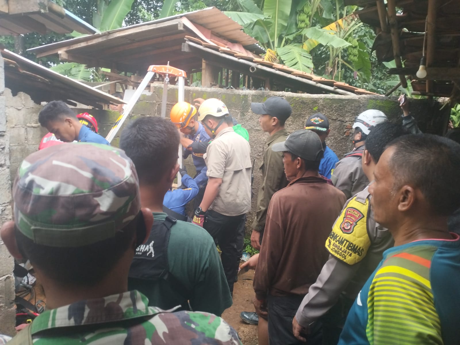 Petugas mengevakuasi dua warga Jonggol yang meninggal di sumur. Polsek Jonggol for Radar Bogor