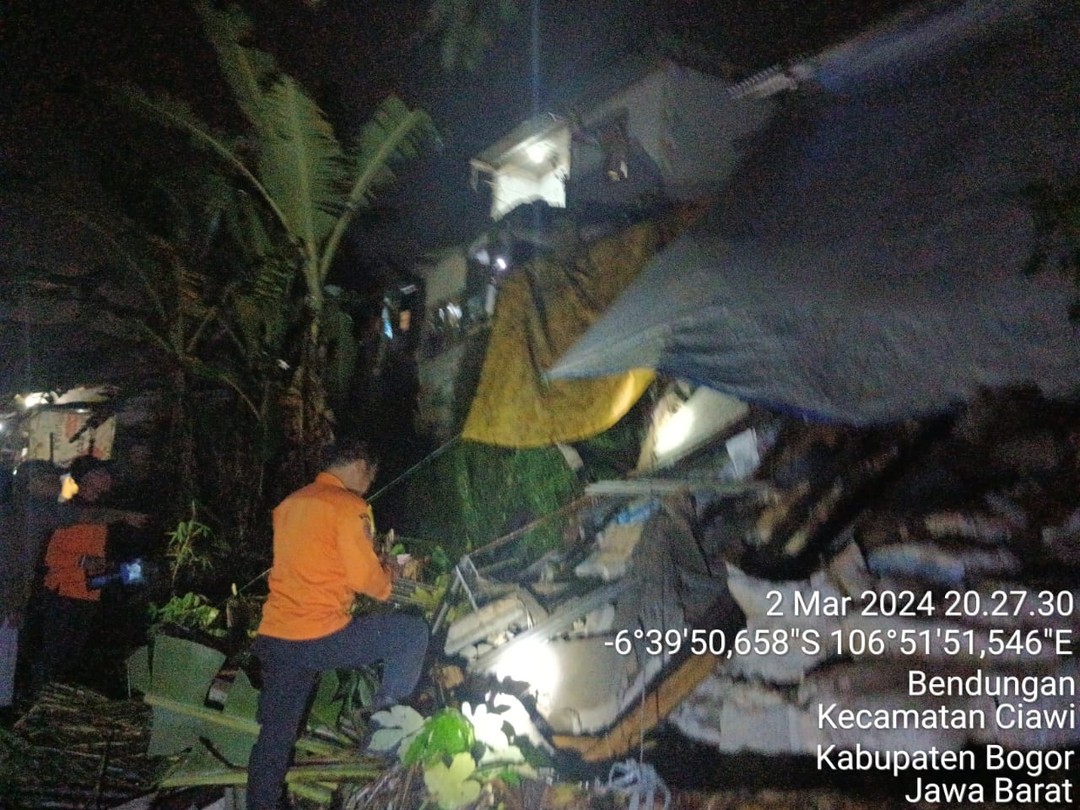 Longsor di Bogor, tepatnya di Ciawi karena TPT ambruk menimpa rumah warga. IST