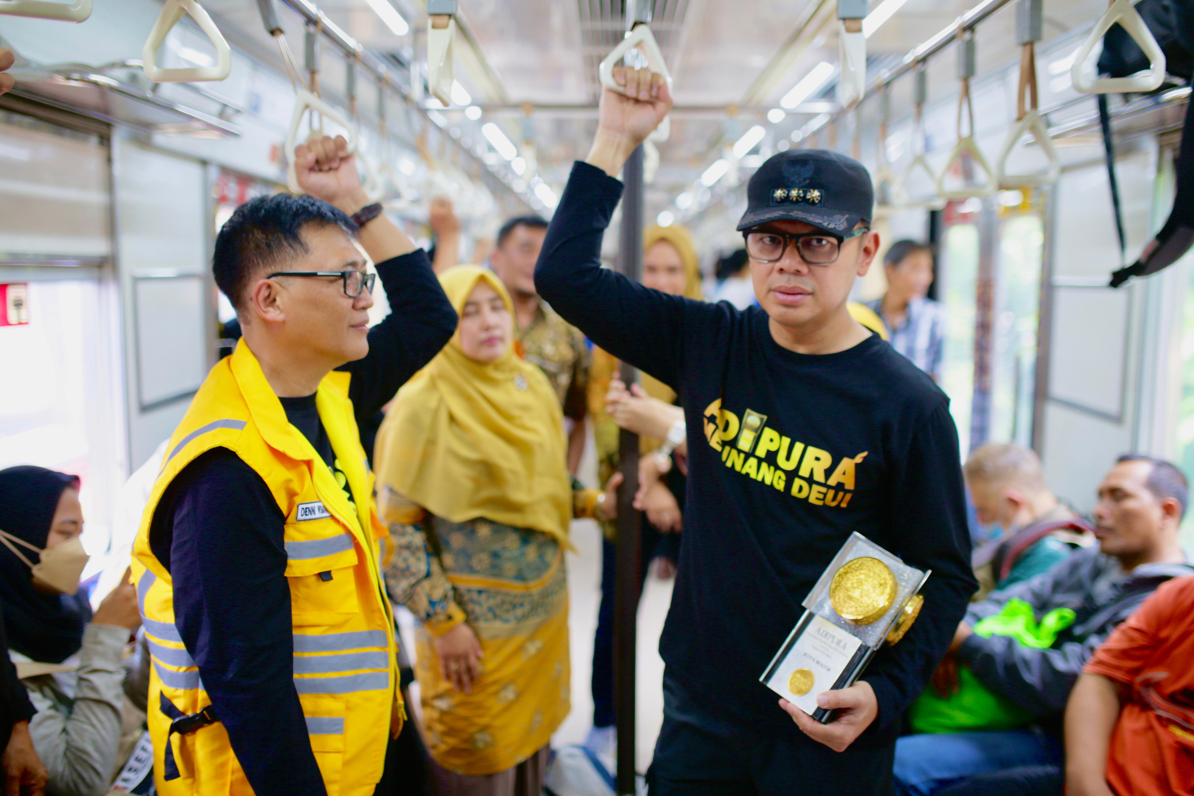 Wali Kota Bogor Bima Arya membawa Piala Adipura dari Jakarta ke Kota Bogor. Humas Pemkot Bogor for Radar Bogor