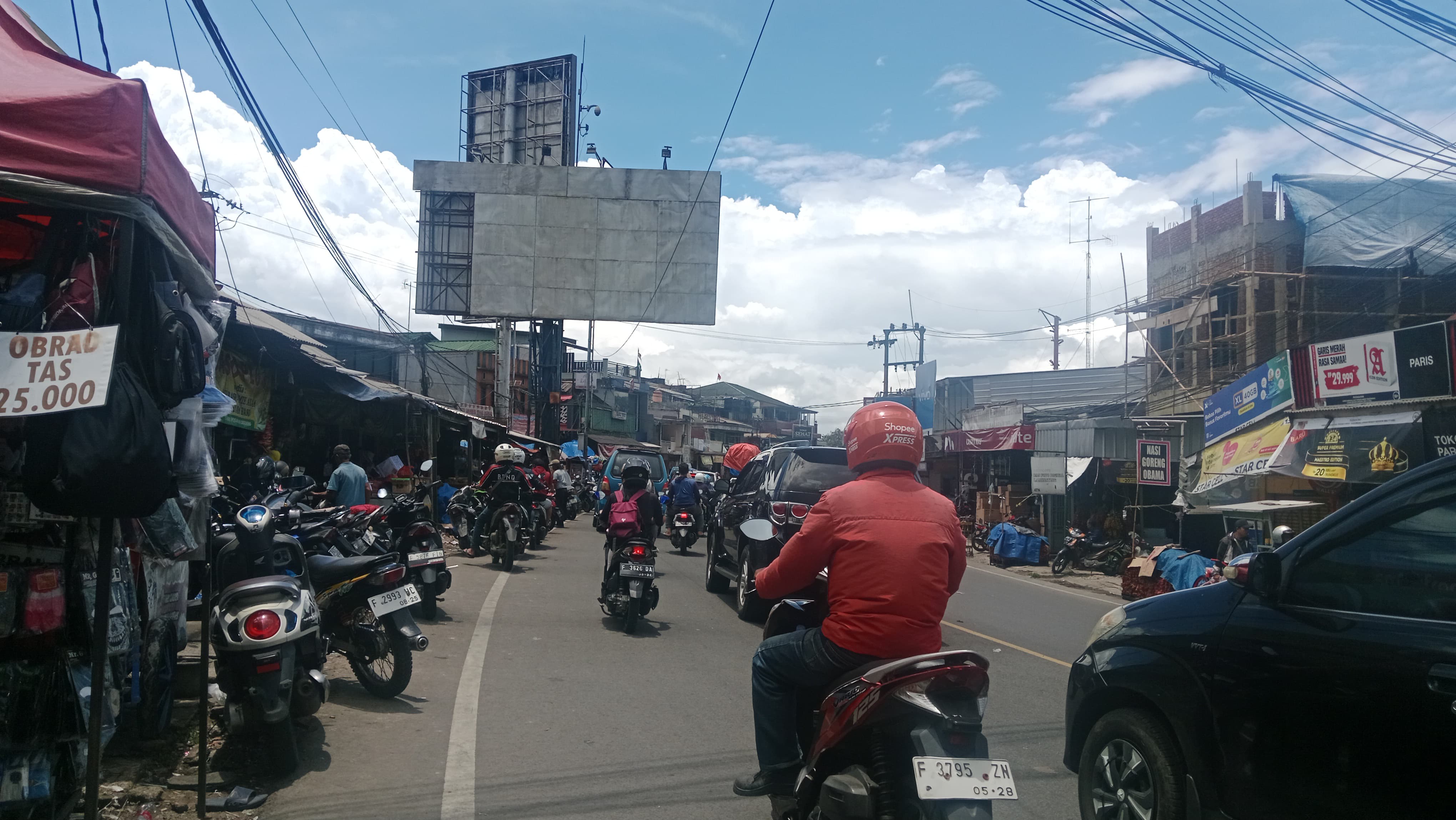 Papan reklame yang mengancam nyawa pengguna jalan di Puncak Bogor. Septi/Radar Bogor