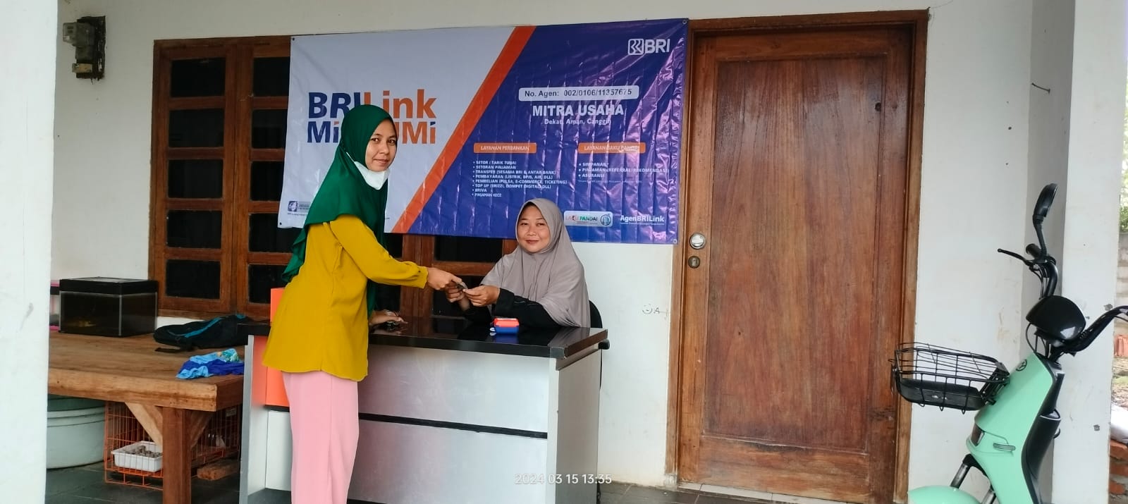 Suasana kios pupuk pertanian milik Hj. Caryati nyaris tidak pernah sepi pelanggan.