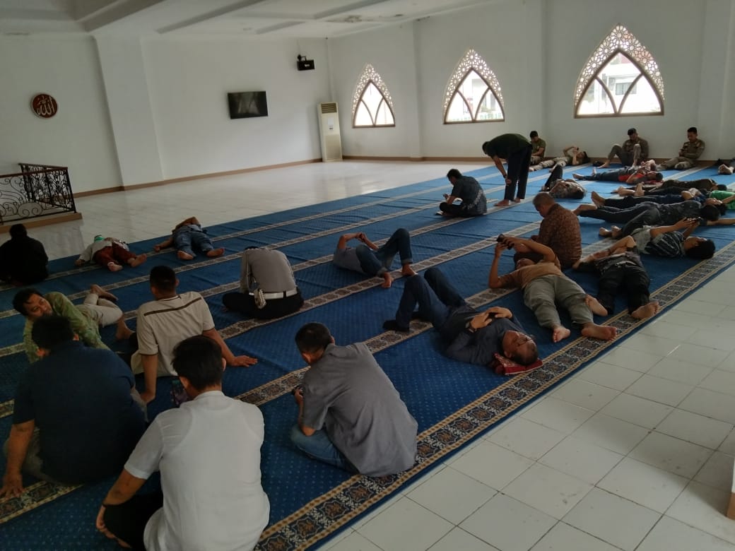 Sejumlah warga tengah tidur di masjid di Bogor. Sofyansyah/Radar Bogor
