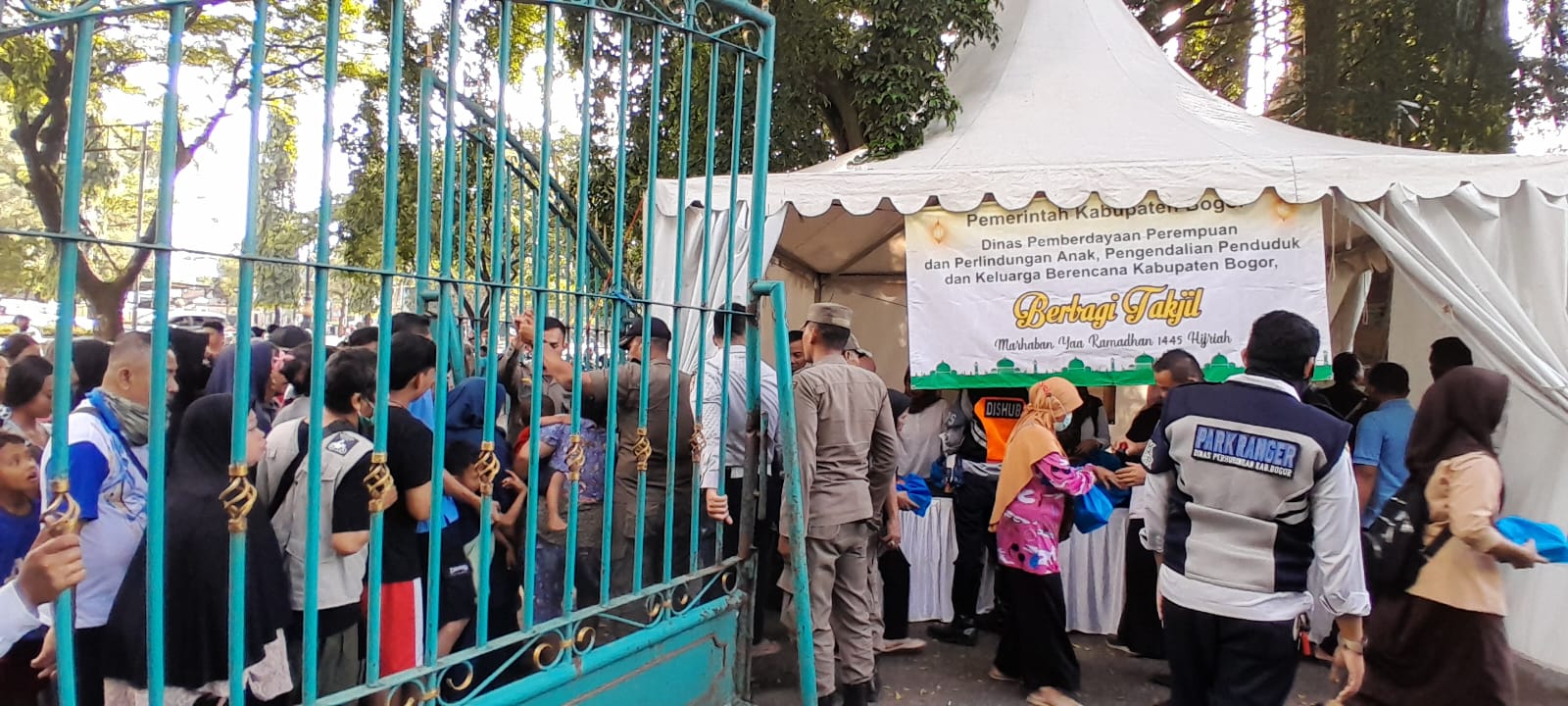 Ratusan warga Bogor tampak mengantre untuk mendapatkan paket takjil gratis yang disediakan Pemkab Bogor, di Tegar Beriman.