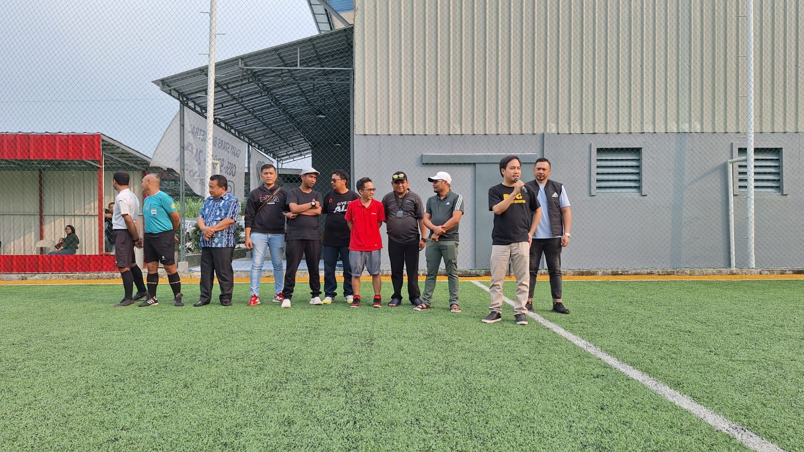 PEMBUKAAN : Aji Jaya Bintara (kedua dari kanan) saat membuka turnamen sepak bola yang berlangsung di lapangan Samba Mini Soccer, Minggu (24/3) sore. (Dede Supriadi/Radar Bogor)